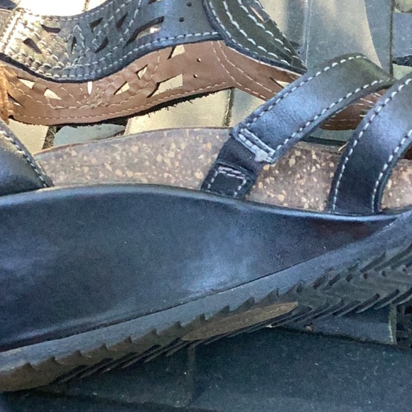 Earth Origins black back-zip sandals - Picture 6 of 6